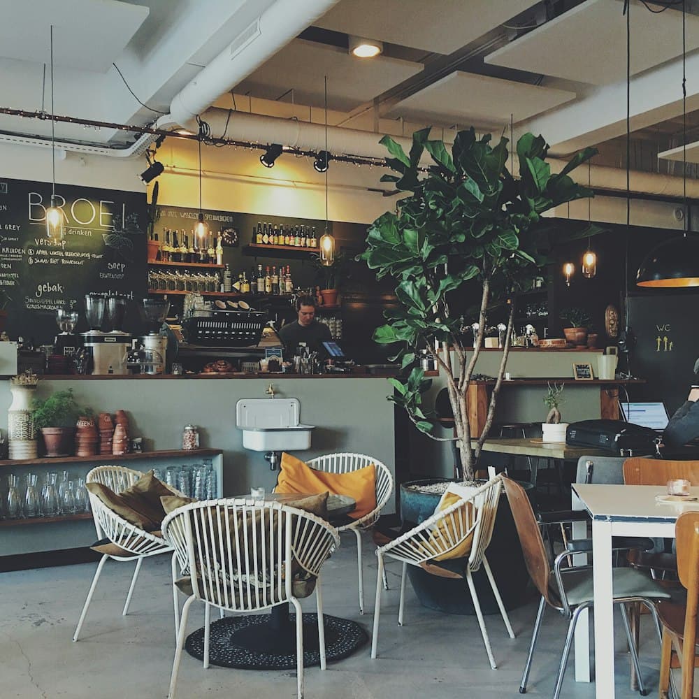 Beispielmotiv aus dem Bildeditor: Café-Szene als Ausgangspunkt für den KI-Beitrag